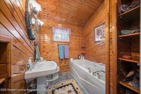 Bath - 5400 Sharon Dr, Jackson, MI 49203 photo 1 of 2