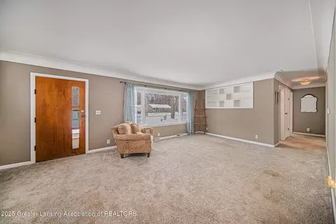 Living - 5400 Sharon Dr, Jackson, MI 49203 photo 2 of 3