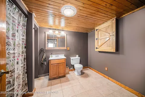 Bath - 5400 Sharon Dr, Jackson, MI 49203 photo 2 of 2
