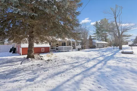 Exterior - 12684 Airport Rd, Dewitt, MI 48820 photo 7 of 12