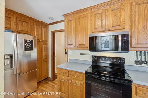 Kitchen - 12684 Airport Rd, Dewitt, MI 48820 photo 3 of 4