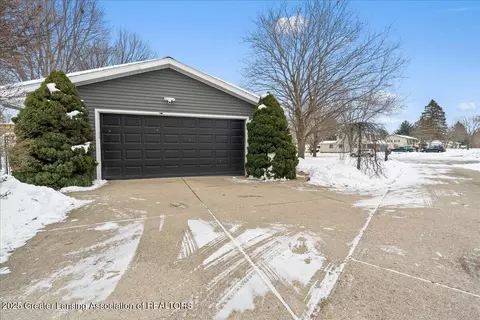 290 Nutmeg Dr, Dimondale, MI 48821 photo 4