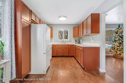 Kitchen - 1700-1702 Lockbridge Dr, Lansing, MI 48911 photo 3 of 4