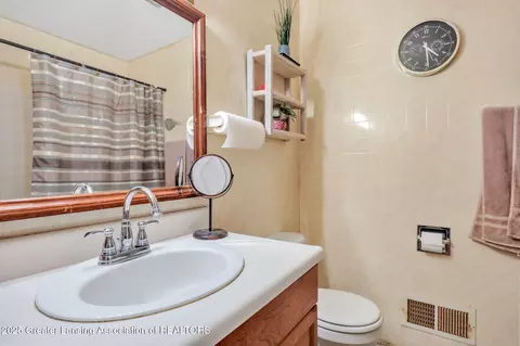 Bath - 1700-1702 Lockbridge Dr, Lansing, MI 48911 photo 2 of 2
