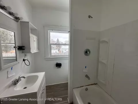 Bath - 1135 Hamilton St, Jackson, MI 49202 photo 2 of 2