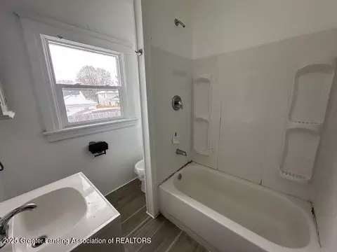Bath - 1135 Hamilton St, Jackson, MI 49202 photo 1 of 2