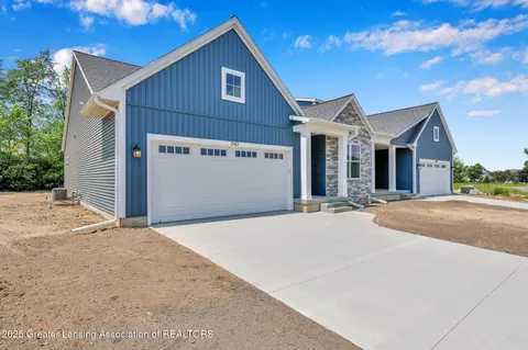 1134 Peninsula Dr, Grand Ledge, MI 48837