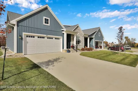 1137 Peninsula Dr, Grand Ledge, MI 48837