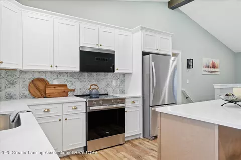 Kitchen - 2492 S Eifert Rd, Mason, MI 48854 photo 3 of 4