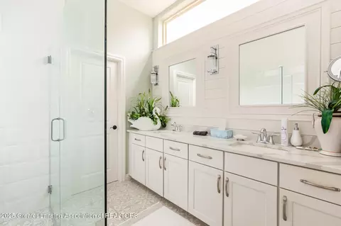 Bath - 16929 Willowbrook Dr, Haslett, MI 48840 photo 4 of 6