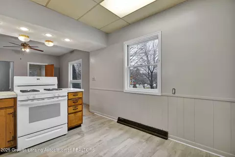 Entry Way - 314 W Washington St, Dewitt, MI 48820 photo 1 of 2