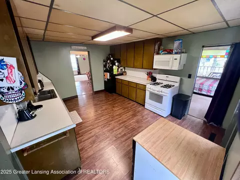 Kitchen - 115 E North St, Ithaca, MI 48847 photo 2 of 2
