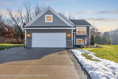 3638 Amber Oaks Dr, Howell, MI 48855