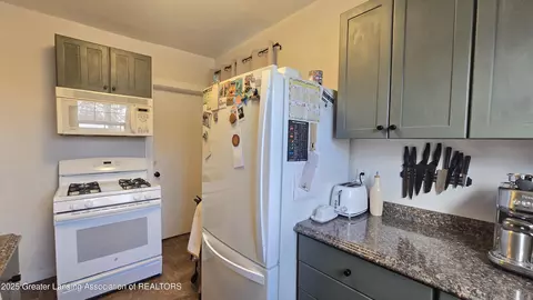 Kitchen - 206 Custer Ave, Lansing, MI 48912 photo 2 of 4