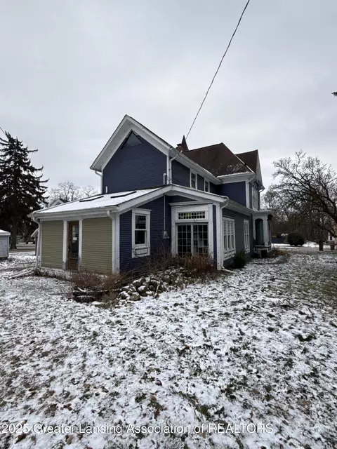 Exterior - 327 E Lawrence Ave, Charlotte, MI 48813 photo 4 of 7