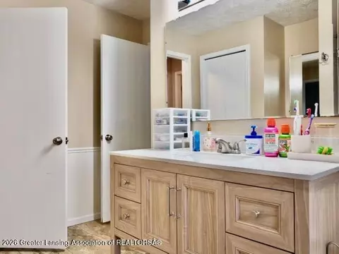 Bath - 4875 Wilcox Rd, Holt, MI 48842 photo 5 of 5