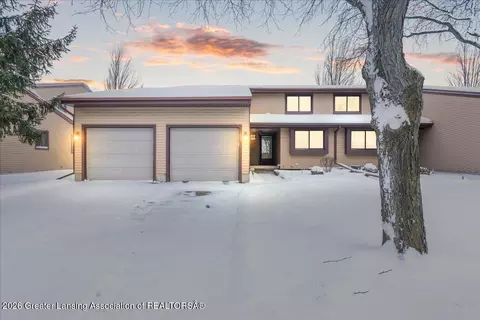 2011 E Provincial House Dr, Lansing, MI 48910