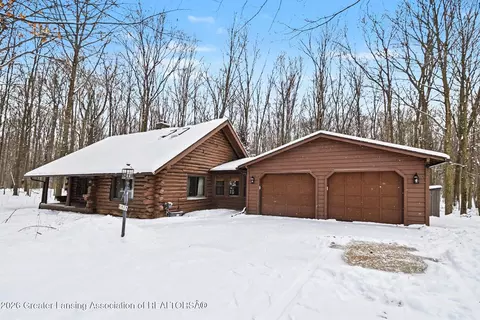 6618 Crestline Dr, Grand Ledge, MI 48837