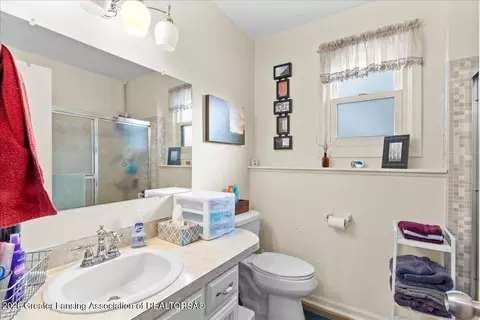 Bath - 13877 Luroma Cir, Dewitt, MI 48820 photo 2 of 2