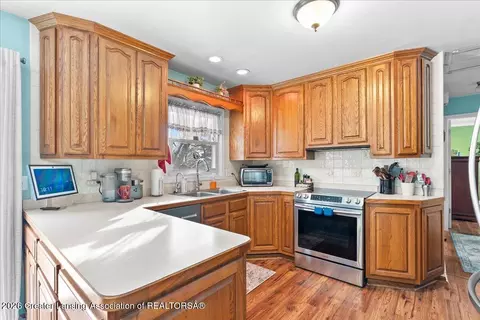 Kitchen - 13877 Luroma Cir, Dewitt, MI 48820 photo 3 of 3