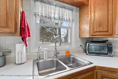 Kitchen - 13877 Luroma Cir, Dewitt, MI 48820 photo 2 of 3