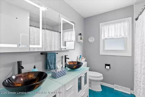 Bath - 13877 Luroma Cir, Dewitt, MI 48820 photo 1 of 2