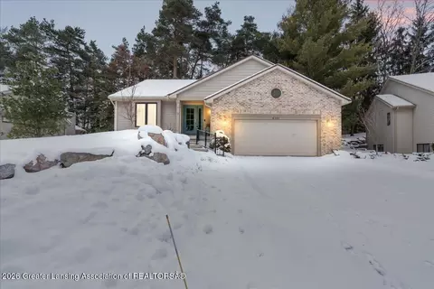 6321 Timber View Dr, East Lansing, MI 48823