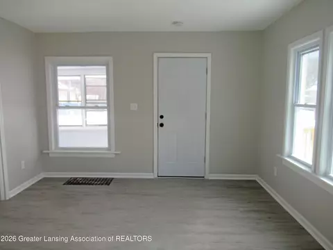 Living - 1114 Hamilton St, Jackson, MI 49202 photo 2 of 4