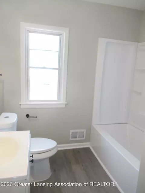 Bath - 1114 Hamilton St, Jackson, MI 49202 photo 1 of 2