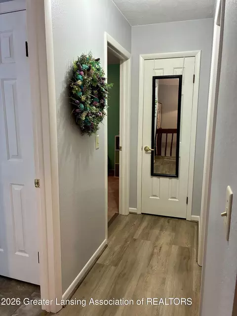 Entry Way - 513 N Scott St, Dewitt, MI 48820 photo 5 of 6