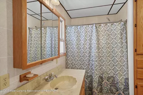 Bath - 132 Washington St, Maple Rapids, MI 48853 photo 1 of 2