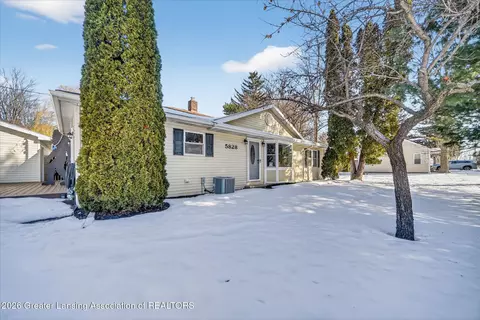 5828 Lake Dr, Haslett, MI 48840