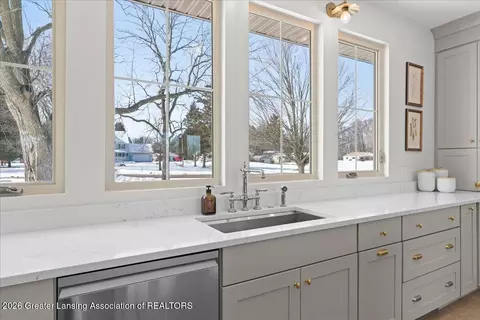 Kitchen - 14211 Myers Rd, Dewitt, MI 48820 photo 5 of 8