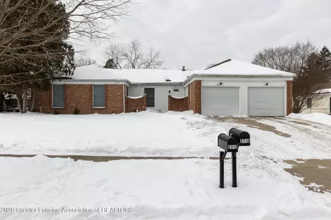 2710 Stoneleigh Dr, Lansing, MI 48910