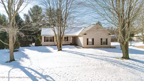10125 Redbud Dr, Haslett, MI 48840