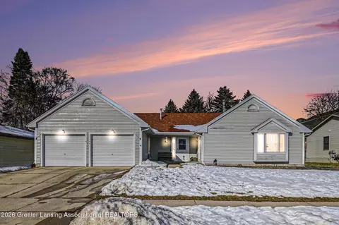 1114 N Chimney Hill Dr, Dewitt, MI 48820