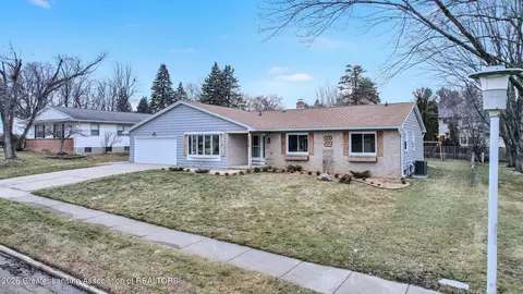 2958 Crestwood Dr, East Lansing, MI 48823