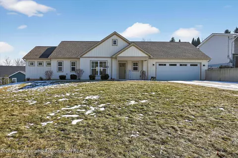 6535 Crestview Dr, Laingsburg, MI 48848