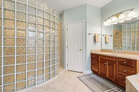 Bath - 1605 Stauffer Ln, Dewitt, MI 48820 photo 3 of 5