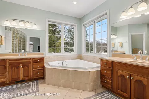 Bath - 1605 Stauffer Ln, Dewitt, MI 48820 photo 2 of 5