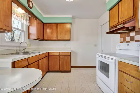 Kitchen - 8825 Seney Dr, Dimondale, MI 48821 photo 3 of 6