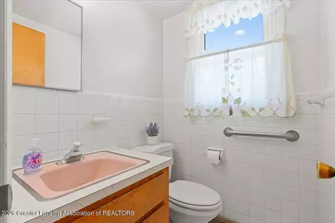 Bath - 1448 Primrose Ln, Dewitt, MI 48820 photo 1 of 2
