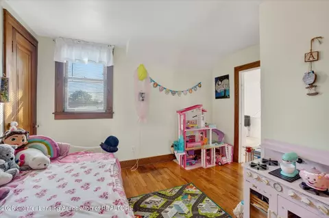 Bedroom - 1406 E Mount Hope Ave, Lansing, MI 48910 photo 6 of 8