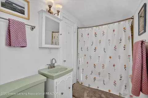 Bath - 1406 E Mount Hope Ave, Lansing, MI 48910 photo 2 of 3