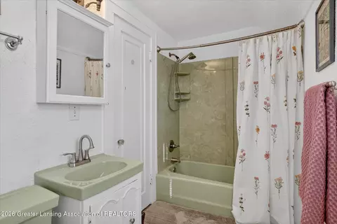 Bath - 1406 E Mount Hope Ave, Lansing, MI 48910 photo 3 of 3