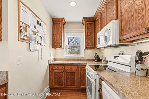 Kitchen - 6260 W Chadwick Rd, Dewitt, MI 48820 photo 3 of 4