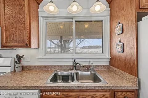 Kitchen - 6260 W Chadwick Rd, Dewitt, MI 48820 photo 4 of 4