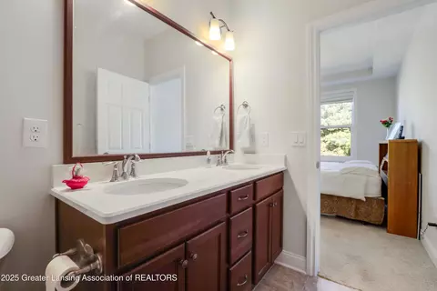 Bath - 2452 Turning Leaf Ln, Okemos, MI 48864 photo 3 of 4