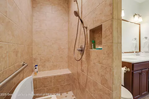 Bath - 2452 Turning Leaf Ln, Okemos, MI 48864 photo 2 of 4
