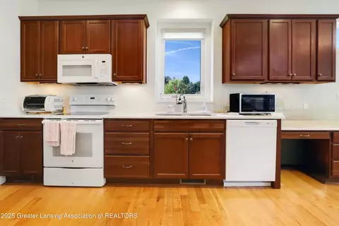 Kitchen - 2452 Turning Leaf Ln, Okemos, MI 48864 photo 2 of 3